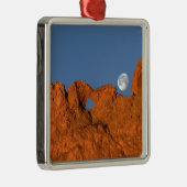Het zoenen Camels Rock Formatie met Full Moon Metalen Ornament (Rechts)