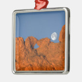 Het zoenen Camels Rock Formatie met Full Moon Metalen Ornament (Links)
