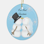 Het zoenen Snowmen trouwde met onze eerste kerstsn Keramisch Ornament (Links)