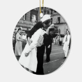 Het zoenen van de oorlog Vaarwel op Times Square Keramisch Ornament (Links)