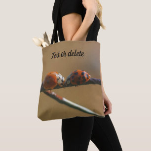 Het zoenen van Ladybugs op een gepersonaliseerd dr Tote Bag