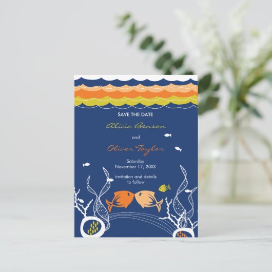 Het zoenen viskoraal Zee strand bewaart de datum Aankondigingskaart (Staand voorkant)