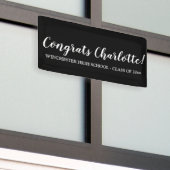 Het zwarte afstuderen van de de naamtekst van het  spandoek (Buitenkant Gebouw)