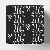 Het zwarte cadeau van het Initiaal-monogram van on Bedankdoosjes (Bovenkant)