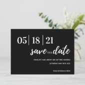 het zwarte en witte moderne manuscript sparen de d save the date (Staand voorkant)