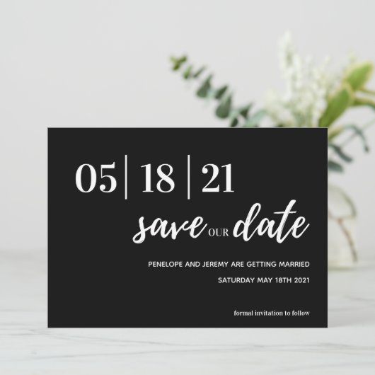 het zwarte en witte moderne manuscript sparen de d save the date (Staand voorkant)