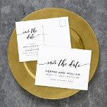 Het zwarte en Witte Relax Manuscript sparen de Dat Aankondigingskaart<br><div class="desc">Stijlvol Bewaar het Date briefkaart met de woorden "Save the Date" in een relax cursief script in het zwart tegen een witte achtergrond. Personaliseer het door de plaatsaanduidingstekst te vervangen. Klik op de knop "Aanpassen" voor meer opties, zoals het lettertype en de grootte/kleur ervan of de spatiëring tussen letters wijzigen....</div>