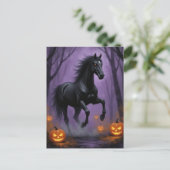 Het zwarte paard in het Halloween bos Briefkaart (Staand voorkant)
