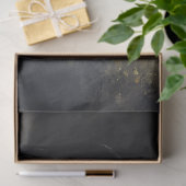 Het zwarte paard in het nevelige herfstbos tissuepapier (Geschenk)