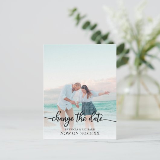 Het zwarte script datumbruiloft uitgesteld wijzige briefkaart (Staand voorkant)