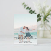 Het zwarte script datumbruiloft uitgesteld wijzige briefkaart (Staand voorkant)