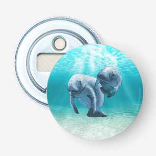Het Zwemmen twee Manatees Button Flesopener