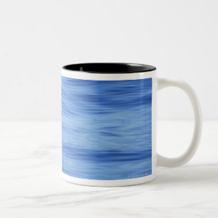 Het zwemmen van haaien in oceaanwater tweekleurige koffiemok