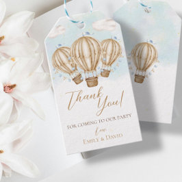 Hete lucht bruine ballonnen blauwe vlaggen wolken  cadeaulabel