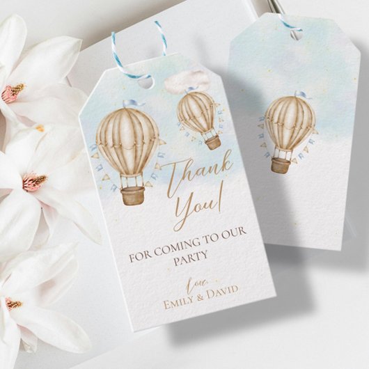 Hete lucht bruine ballonnen blauwe vlaggen wolken  cadeaulabel