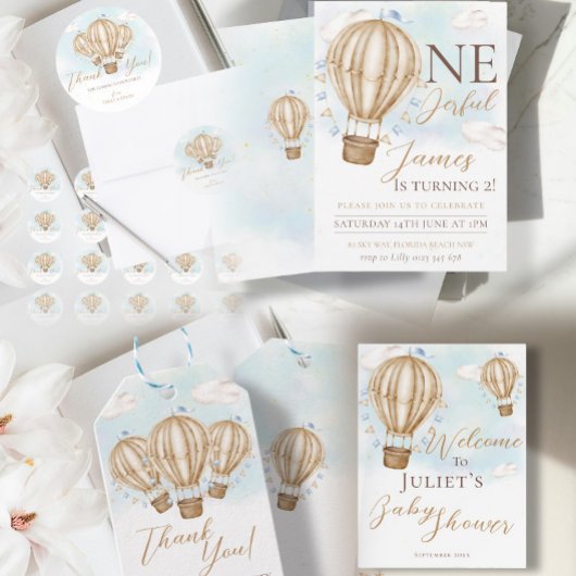 Hete lucht bruine ballonnen blauwe vlaggen wolken  cadeaulabel