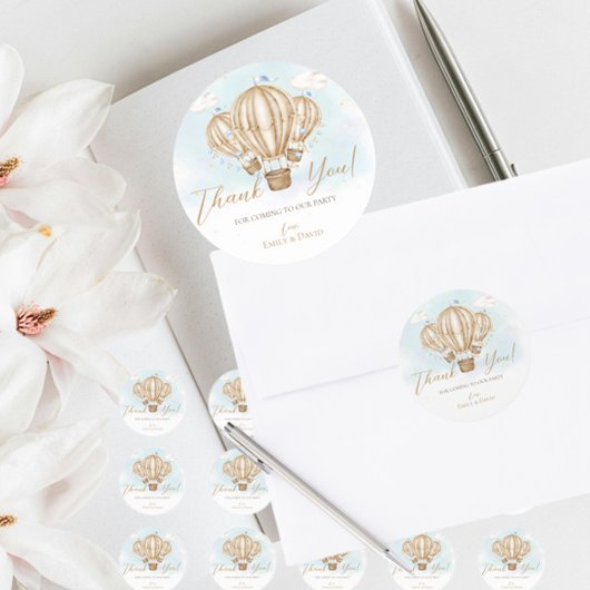 Hete lucht bruine ballonnen blauwe vlaggen wolken  ronde sticker