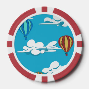 Hete luchtballon in de lucht op pokerkaarten poker chips