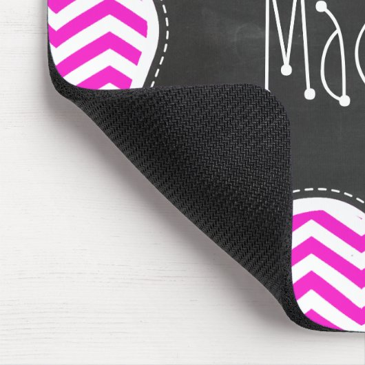 Hete magenta Chevron strepen; Retro krijtbord look Muismat (Hoek)