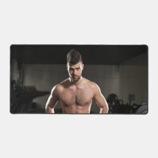 Hete man Poses Gym Sexy Shirtless Musculair Man Hu Bureaumat