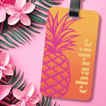 Hete roze ananas oranje gele gradiënt retro bagagelabel<br><div class="desc">Bagagelabel met een hete roze ananas en uw aangepaste naam of tekst verticaal uitgelijnd naar rechts op een gele tot oranje achtergrond.</div>