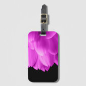 Hete roze bloemblaadjes op zwart bagagelabel (Voorkant (verticaal))