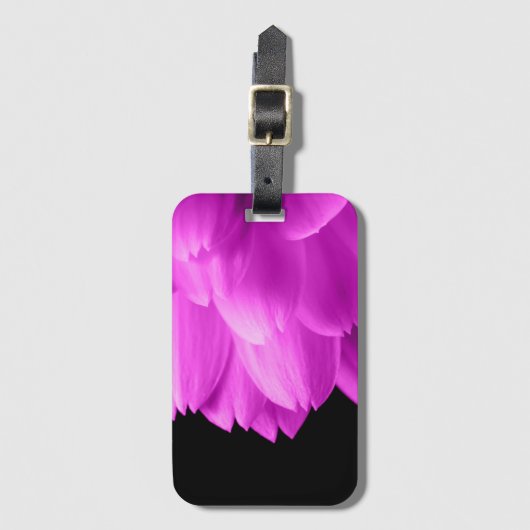 Hete roze bloemblaadjes op zwart bagagelabel (Voorkant (verticaal))