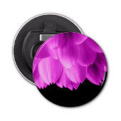 Hete roze bloemblaadjes op zwart button flesopener (Voorkant)