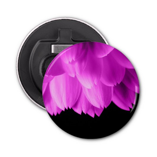 Hete roze bloemblaadjes op zwart button flesopener (Voorkant)
