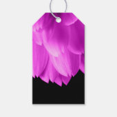 Hete roze bloemblaadjes op zwart cadeaulabel (Voorkant)