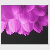 Hete roze bloemblaadjes op zwart cadeaupapier (Vlak)