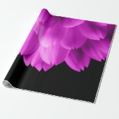 Hete roze bloemblaadjes op zwart cadeaupapier (Uitgerold)