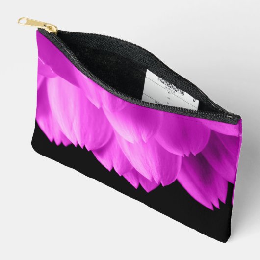 Hete roze bloemblaadjes op zwart etui (Open)