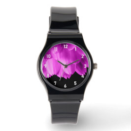 Hete roze bloemblaadjes op zwart horloge