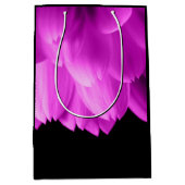 Hete roze bloemblaadjes op zwart medium cadeauzakje (Voorkant)