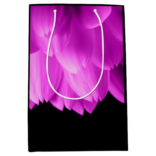 Hete roze bloemblaadjes op zwart medium cadeauzakje (Voorkant)