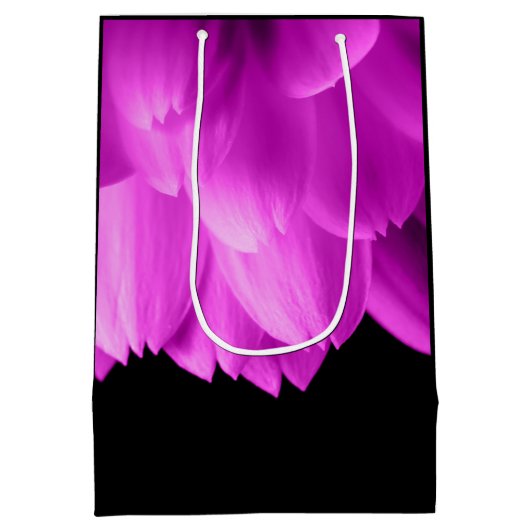 Hete roze bloemblaadjes op zwart medium cadeauzakje (Achterkant)