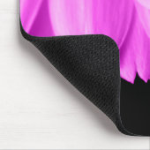 Hete roze bloemblaadjes op zwart muismat (Hoek)