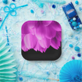 Hete roze bloemblaadjes op zwart papieren bordje (Feest)