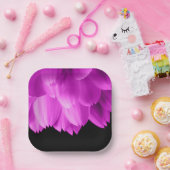 Hete roze bloemblaadjes op zwart papieren bordje (Feest)