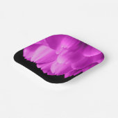 Hete roze bloemblaadjes op zwart papieren bordje (Gebogen)