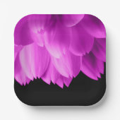 Hete roze bloemblaadjes op zwart papieren bordje (Voorkant)