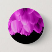 Hete roze bloemblaadjes op zwart ronde button 5,7 cm (Voorkant)