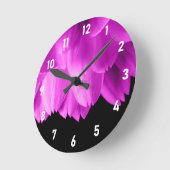 Hete roze bloemblaadjes op zwart ronde klok (Hoek)