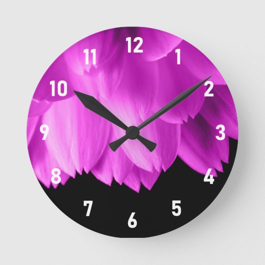 Hete roze bloemblaadjes op zwart ronde klok (Voorkant)