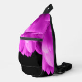 Hete roze bloemblaadjes op zwart sling bag (Rechterhoek)