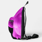 Hete roze bloemblaadjes op zwart sling bag (Rechts)