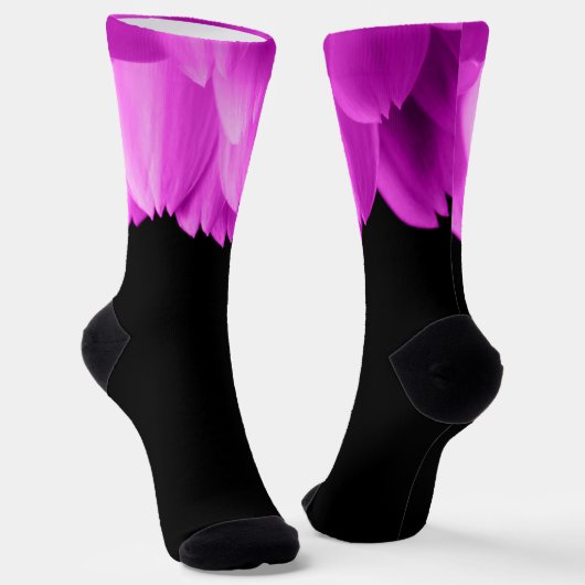 Hete roze bloemblaadjes op zwart sokken (Gebogen)