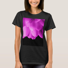 Hete roze bloemblaadjes op zwart t-shirt