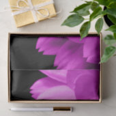 Hete roze bloemblaadjes op zwart tissuepapier (Geschenk)